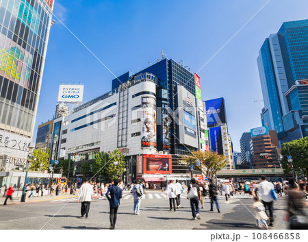 三連休初日の渋谷駅前　スクランブル交差点 108466858