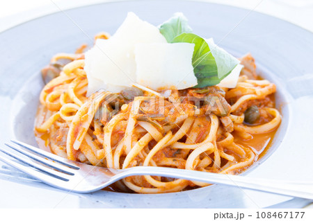 美味しいイタリアン、トマトソースのパスタ 108467177