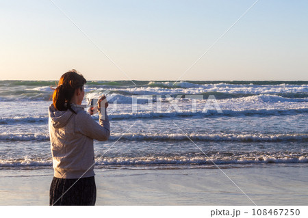 種子島・前之浜・女子旅・カメラ・女性・海・青空 108467250
