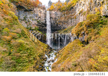 【栃木県】秋の紅葉と華厳の滝（10月） 108468181