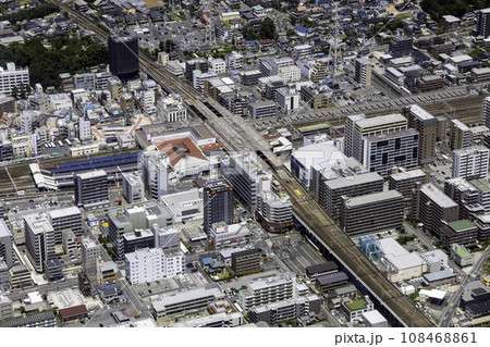 総武線の西船橋駅付近を空撮 総武線の西船橋駅付近を空撮 108468861
