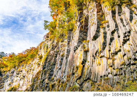 断崖絶壁に流れ落ちる滝 断崖絶壁に流れ落ちる滝 108469247