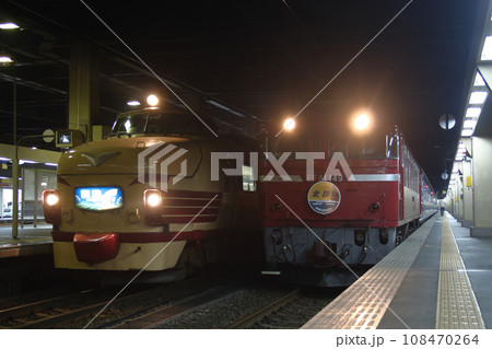 北陸本線金沢駅で並ぶ寝台特急北陸・急行能登 108470264