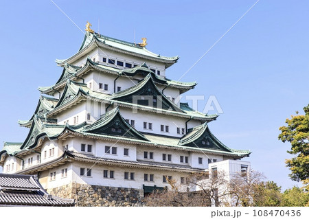 名古屋市、晴天下の名古屋城 108470436