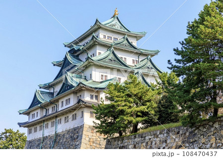 名古屋市、晴天下の名古屋城 108470437