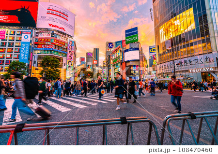 日本の東京都市景観 ハロ本番…交差点通行止め…脱コロナ、渋谷はコロナ禍前と変わらない賑わい＝31日 108470460