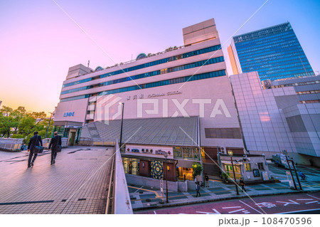 日本の横浜都市景観 11月・夕日に映える飛行機雲や横浜駅(東口)などを望む 日本の横浜都市景観 11月・夕日に映える飛行機雲や横浜駅(東口)などを望む 108470596