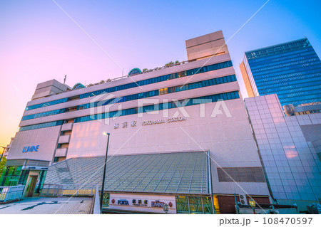 日本の横浜都市景観 11月・夕日に映える飛行機雲や横浜駅（東口）などを望む 108470597