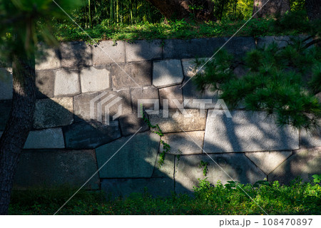 背景用の石垣と木々のコンビ 背景用の石垣と木々のコンビ 108470897