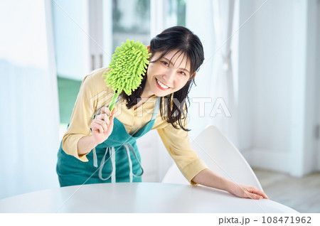 掃除をするエプロン姿の主婦 108471962