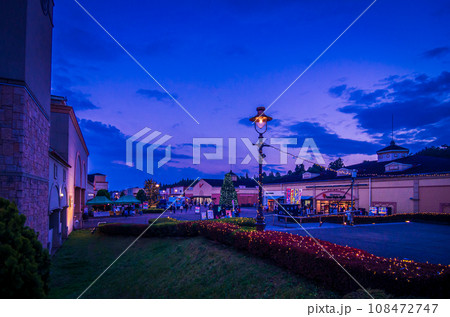 栃木県 那須ガーデンアウトレット 夕暮れ時 108472747