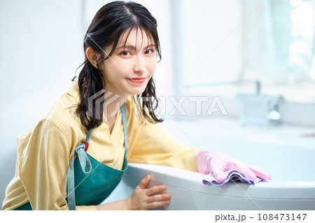 お風呂場を掃除する主婦の家事イメージ 108473147