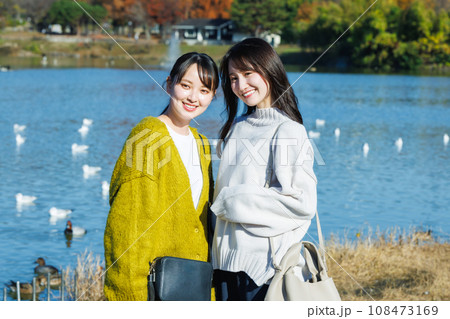 公園の水辺に立つ若い女性 公園の水辺に立つ若い女性 108473169