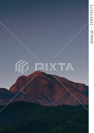 北杜市長坂町から見る朝焼けで赤く染まる晩秋の南アルプス甲斐駒ケ岳 108474273