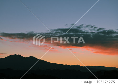 北杜市白州町から見る東の茅ヶ岳の朝焼け 北杜市白州町から見る東の茅ヶ岳の朝焼け 108474275