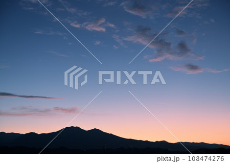 北杜市白州町から見る東の茅ヶ岳の朝焼け 北杜市白州町から見る東の茅ヶ岳の朝焼け 108474276