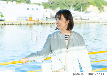 船に乗る女性　遊覧船に乗る女性 108474411