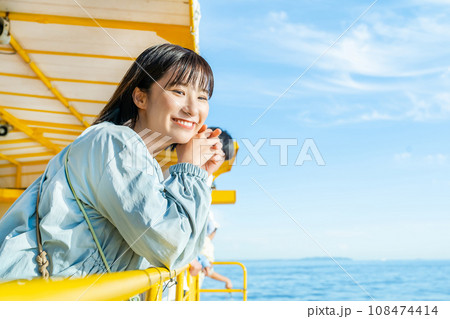 船に乗る女性　遊覧船に乗る女性 108474414