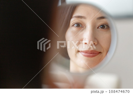 鏡に映る女性 108474670