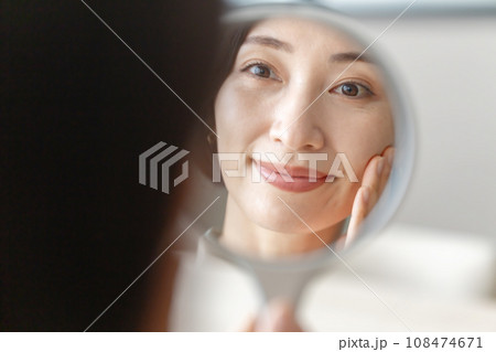 鏡に映る女性 108474671
