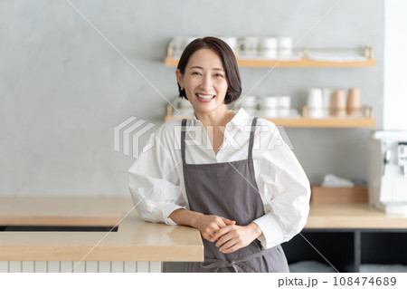 カフェで働く女性スタッフ カフェで働く女性スタッフ 108474689