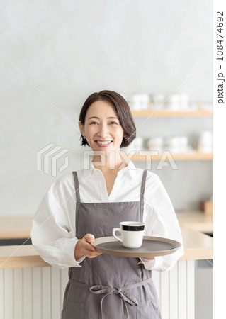 カフェで働く女性スタッフ カフェで働く女性スタッフ 108474692