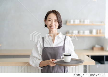カフェで働く女性スタッフ 108474696