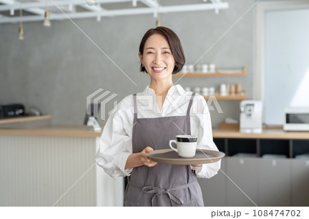 カフェで働く女性スタッフ カフェで働く女性スタッフ 108474702