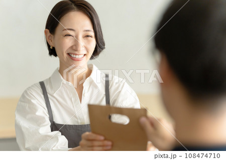 接客する女性・カフェスタッフ 108474710