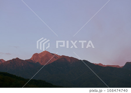 北杜市武川町から見る南アルプス甲斐駒ケ岳の夜明け 北杜市武川町から見る南アルプス甲斐駒ケ岳の夜明け 108474740