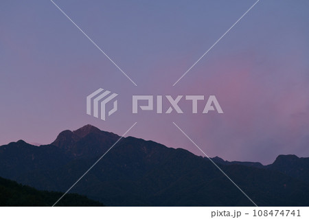 北杜市武川町から見る南アルプス甲斐駒ケ岳の夜明け 108474741