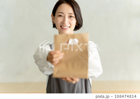 女性・カフェ・飲食業・サービス業 108474814