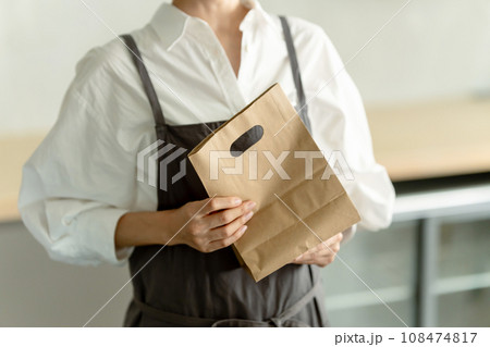 女性・カフェ・飲食業・サービス業 108474817