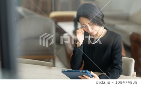 タブレットで思い出を見る女性 タブレットで思い出を見る女性 108474838