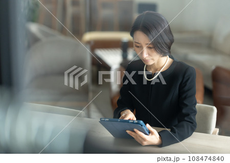 タブレットで思い出を見る女性 タブレットで思い出を見る女性 108474840