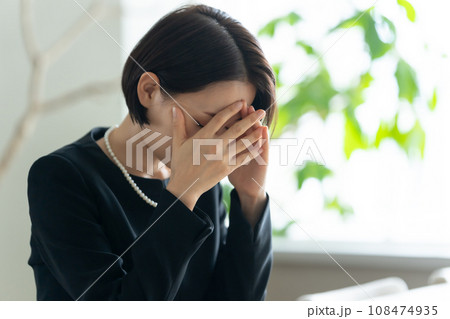 葬儀・女性 108474935