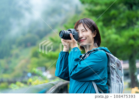 一眼で撮影する女性 ハイキングを楽しむ女性 休日に山でリフレッシュする女性 一眼で撮影する女性 ハイキングを楽しむ女性 休日に山でリフレッシュする女性 108475393