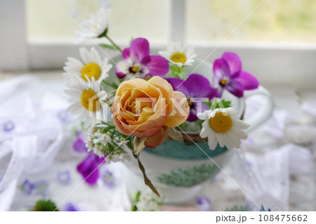 カップにアレンジメント 108475662