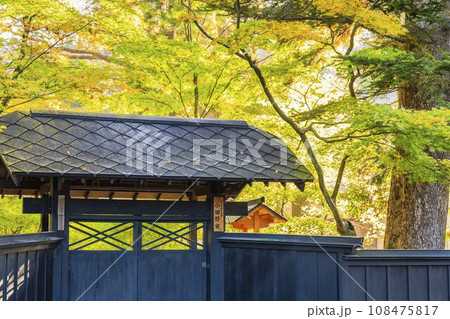 秋の角館武家屋敷通り（小田野家）紅葉の風景　秋田県仙北市 108475817