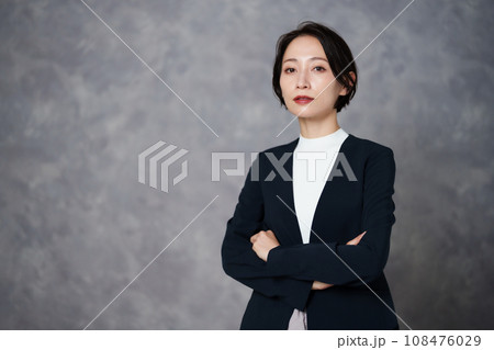 ジャケットを着た女性　ポートレート 108476029