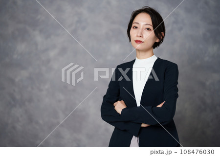 ジャケットを着た女性　ポートレート 108476030