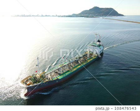 秋の北海道函館市函館港に入港する貨物船の風景を撮影 108476543