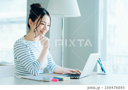 リビングでテレワークをする若い女性。 108476893
