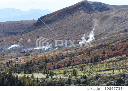 草津白根山 　志賀草津高原ルートからの風景　秋の季節　　　　　　 108477354
