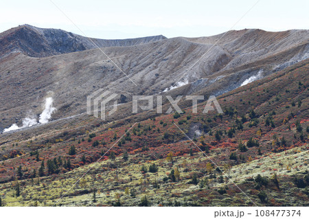 草津白根山 志賀草津高原ルートからの風景 秋の季節 草津白根山 志賀草津高原ルートからの風景 秋の季節 108477374