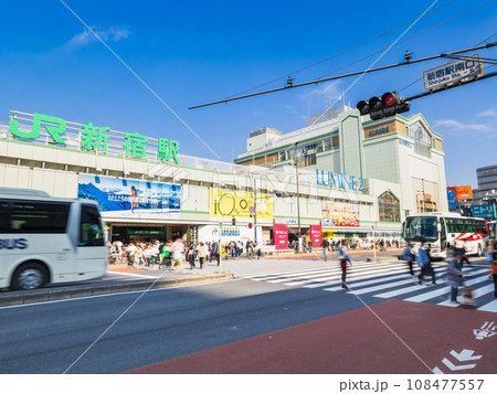 三連休初日の新宿駅南口 108477557