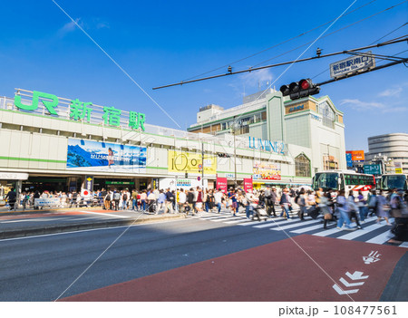 三連休初日の新宿駅南口 三連休初日の新宿駅南口 108477561