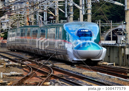 東北新幹線のボトルネック… 福島駅の平面交差を通過するE5系新幹線 東北新幹線のボトルネック… 福島駅の平面交差を通過するE5系新幹線 108477579