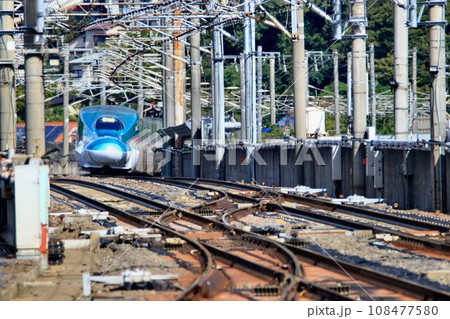 東北新幹線のボトルネック… 福島駅の平面交差を通過するE5系新幹線 東北新幹線のボトルネック… 福島駅の平面交差を通過するE5系新幹線 108477580