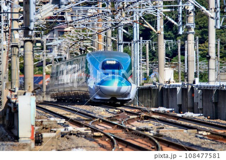 東北新幹線のボトルネック… 福島駅の平面交差を通過するE5系新幹線 108477581